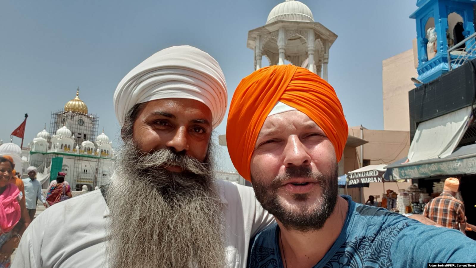 Артемий Сурин (справа) в Индии. Фото: личная страница в Facebook