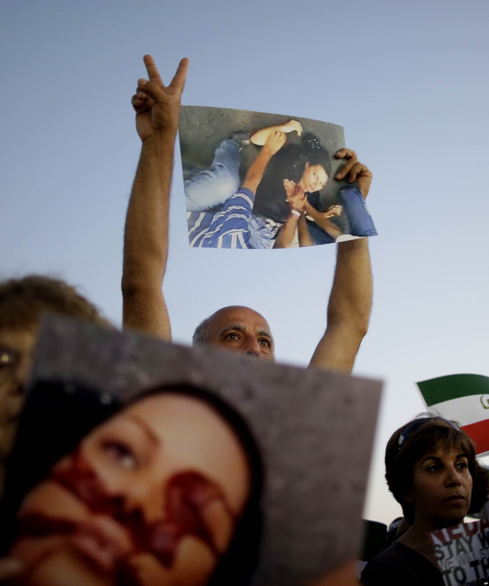 Жители Израиля иранского происхождения на протестах против переизбрания Ахмадинежада на второй срок в Тель-Авиве. В руках – постеры с фотографией Неды Агха-Солтан. 23 июня 2009 года