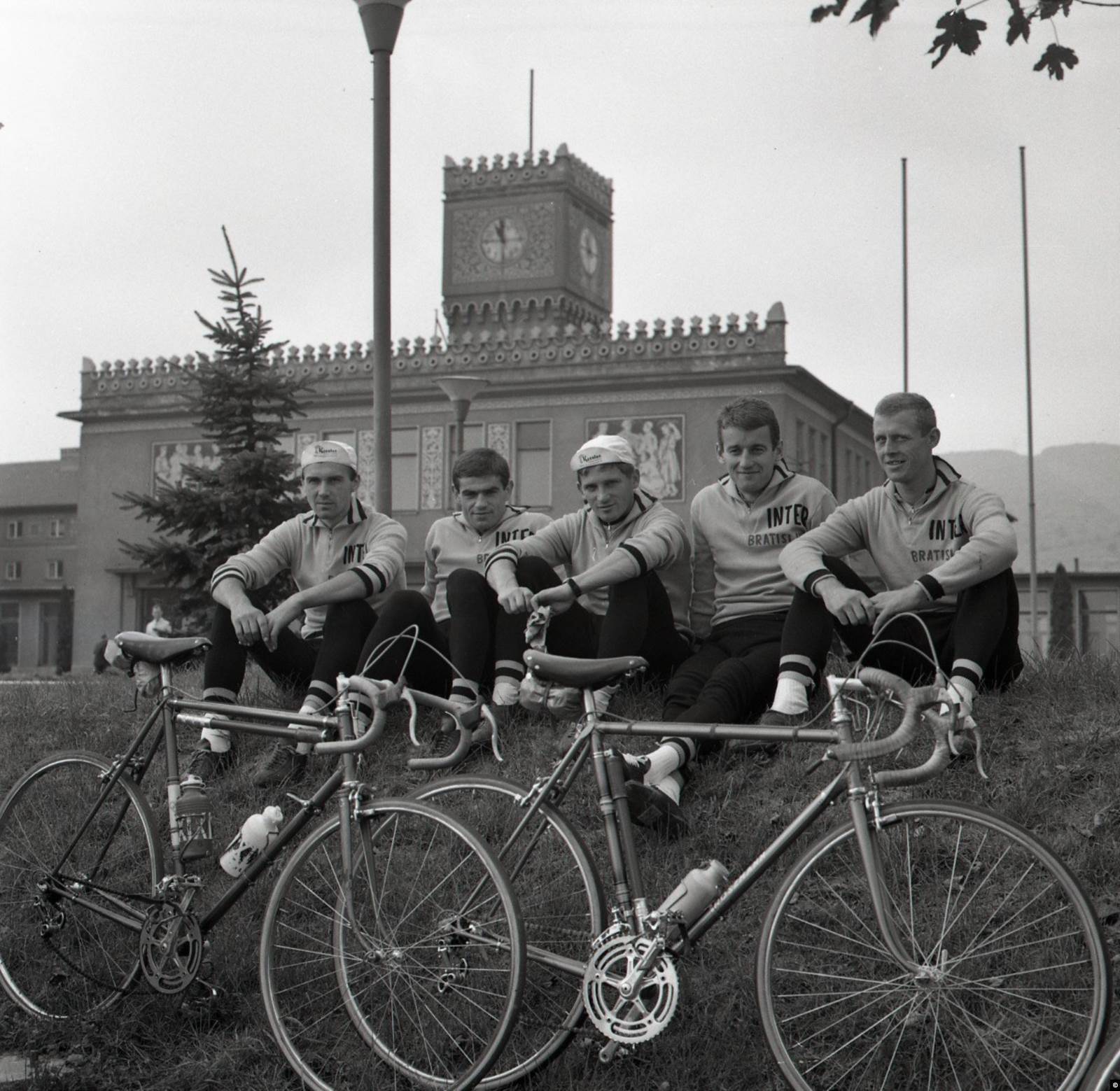 Роберт Гутыра (в центре) с товарищами по команде, 1966 год. Фото: TASR