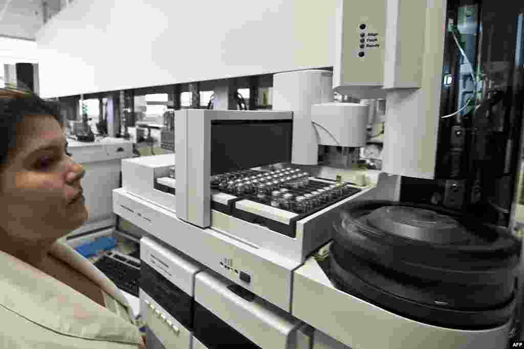 После сдачи всех анализов образцы опечатывают и отвозят в лабораторию, чтобы провести различные тесты на наличие химических веществ