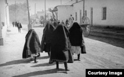 Женщины в парандже. Узбекистан. Фото Макса Пенсона