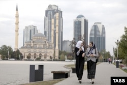 Женщины на проспекте Путина Грозного. Иллюстративное фото