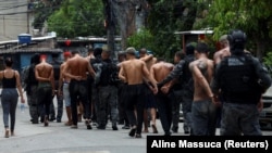 Задержанные в ходе полицейского рейда в Рио-де-Жанейро, 29 октября 2025 года