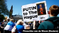 Участники акции возле Международного уголовного суда в Гааге, май 2024 года