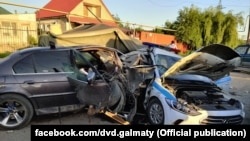 Фото с места наезда автомобиля на блокпост в Алматы