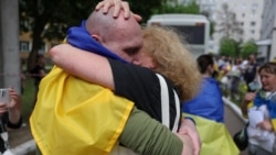 "Мамулечка, я дома!" Как в Украине встречали освобожденных пленных