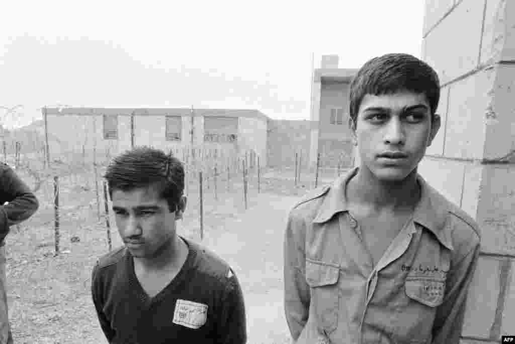 В 1980-х годах при поддержке американских спецслужб Израиль провел в Ливане несколько спецопераций против Организации освобождения Палестины, которую поддерживал СССР. После этого подпольно перепродавал отвоеванное оружие в Иран, в обход оружейного эмбарго, наложенного на страну. Но оружие использовалось Ираном не только в войне с Ираком, как планировалось: часть его попала к антиамериканским военным группировкам. Вторая часть той же сделки известна как скандал &quot;Иран-Контрас&quot;: тогда Ирану поставлялось уже американское оружие, а вырученные деньги шли на поддержку &quot;контрас&quot; в Никарагуа. На фото &ndash; иранские военопленные в лагере иракского города Рамади. Ирано-иракская война. Апрель 1985