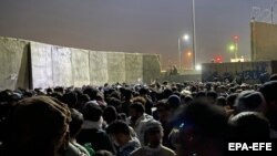 Несмотря на сообщения о приостановке полетов, люди пытаются попасть внутрь аэропорта Кабула, 23 августа 2021 года 