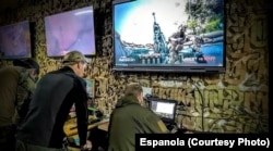 Сотрудники "Мелодии" демонстрируют работу дрона "Ланцет"