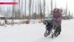 Электромобиль сломался, коляска велика. Парализованный Нуржигит по-прежнему передвигается в тазике