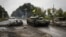 Украинский танк проезжает мимо бывшего российского блокпоста под Изюмом в Харьковской области