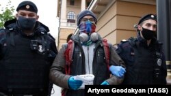 Участник пикета против полицейского насилия